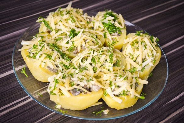 Картофельные лодочки с грибами и сыром