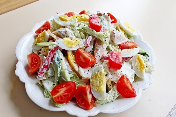 Салат с куриной грудкой, овощами и йогуртом