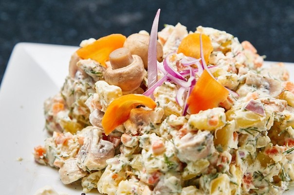 Салат из маринованных шампиньонов с картофелем