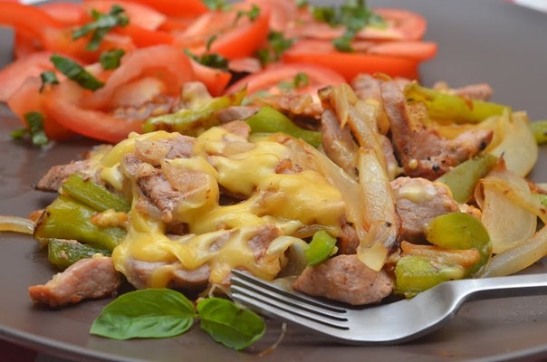 СВИНОЕ МЯСО ПОД ОВОЩАМИ И СЫРОМ