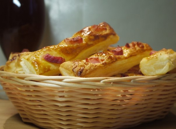 Слойки с беконом