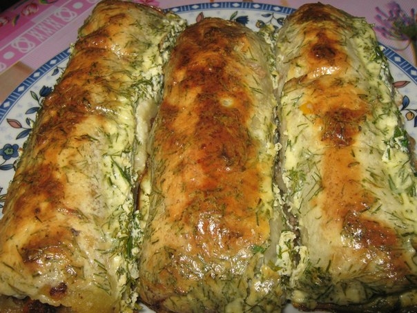 Очень вкусные,нежные рулеты.Можно делать с любой мясной начинкой.В моём случае был фарш.А-ля лазанья