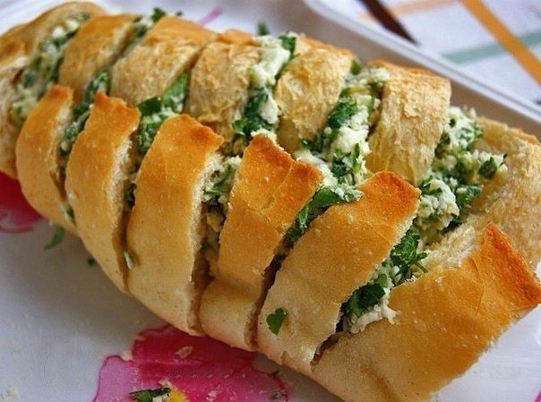 Простая закуска- хрустящий батон с сыром и чесноком. Простая закуска- хрустящий батон с сыром и чесноком.