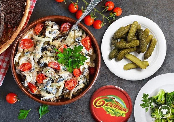 Супер-лёгкий салат с куриной грудкой и маринованными огурчиками!