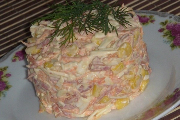 Простой салат с копченой колбасой и морковью