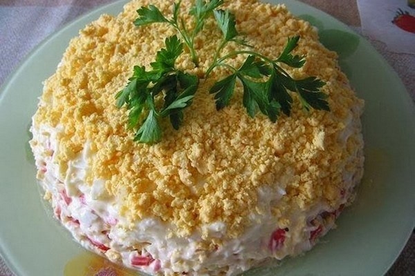 Слоеный салат с крабовыми палочками и рыбой