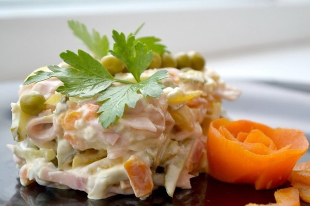 Салат с ветчиной и маринованными огурчиками