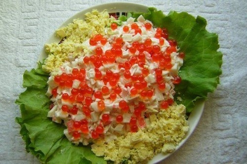 Салат с кальмарами, крабовыми палочками и красной икрой