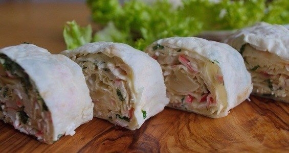 Рулет из лаваша с крабовыми палочками и маринованными грибами Рулет из лаваша с крабовыми палочками и маринованными грибами