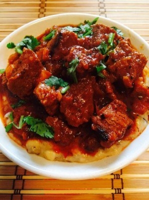 Мясо на постельке из баклажанного пюре по-турецки