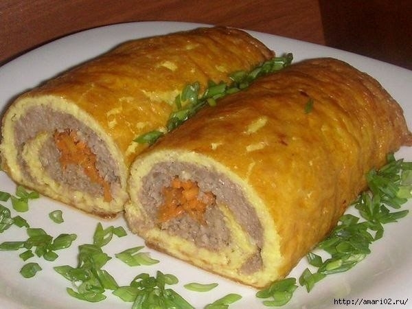 Мясной рулет с морковью по-корейски в сырном омлете.