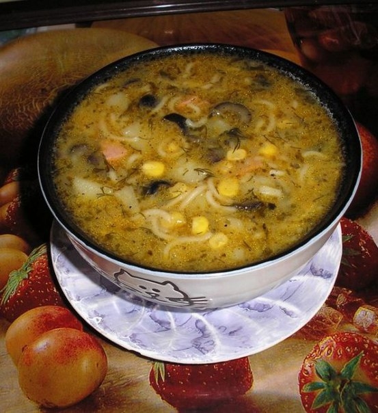 Густой суп с вермишелью, кукурузой и маслинами