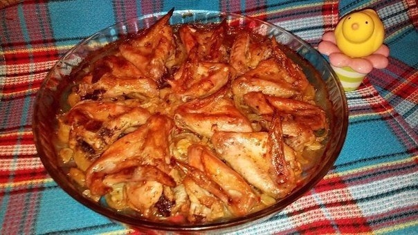 Крылышки в минералке на луковой подушке .