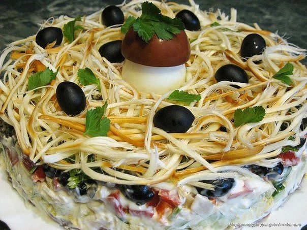 Салат "Лесная тайна" с кальмарами и маслинами