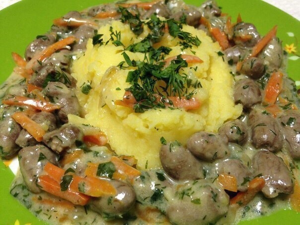 Тушеные куриные сердца