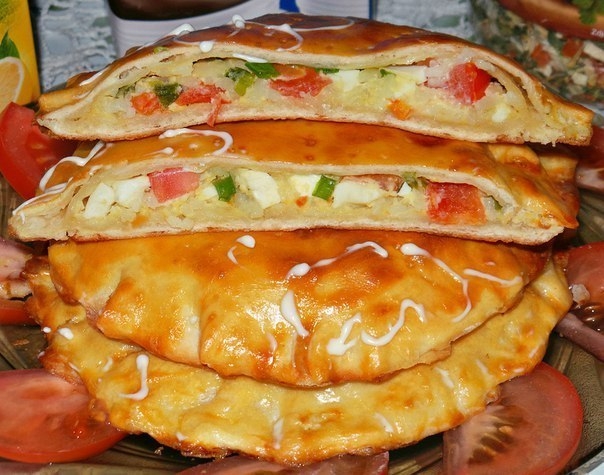 Лепёшки с рисом, луком,помидором и яйцом.Всё просто и очень вкусно)))