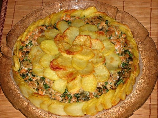 Картофельная шарлотка с сёмгой