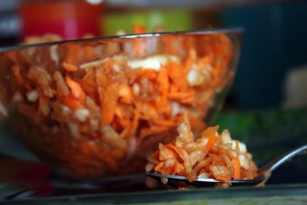 САЛАТ С МОРКОВЬЮ И ЯБЛОКОМ