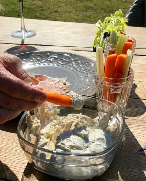 Сырная закуска из Нью-Йорка, которую подают в качестве комплимента от шеф-повара. На льду приносят с Сырная закуска из Нью-Йорка, которую подают в качестве комплимента от шеф-повара. На льду приносят с