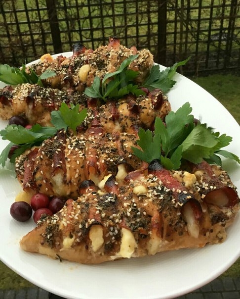 Запечёное куриное филе с испанским хамоном, чоризо и моцареллой Запечёное куриное филе с испанским хамоном, чоризо и моцареллой