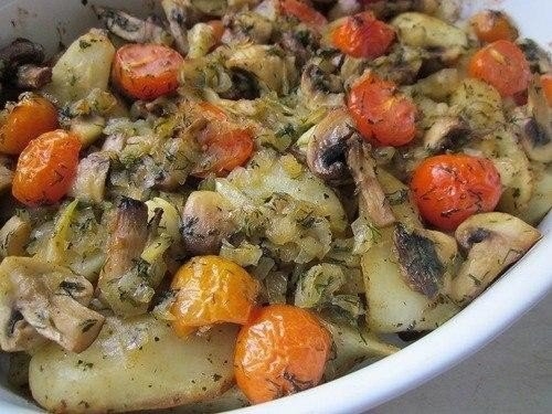 Картофель, запеченный с грибами и томатами