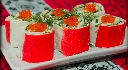 Роллы из крабовых палочек с яйцом и икрой – прекрасная закуска. Роллы из крабовых палочек с яйцом и икрой – прекрасная закуска.