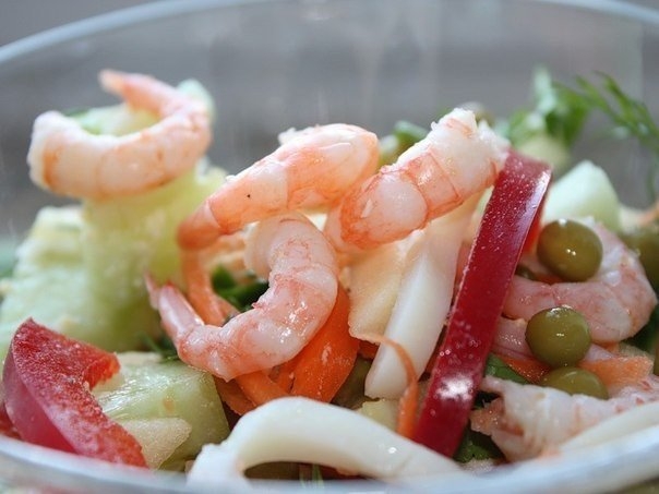 САЛАТ С КРЕВЕТКАМИ И КАЛЬМАРАМИ