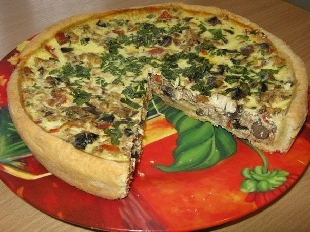 Киш с грибами, курицей и помидорами