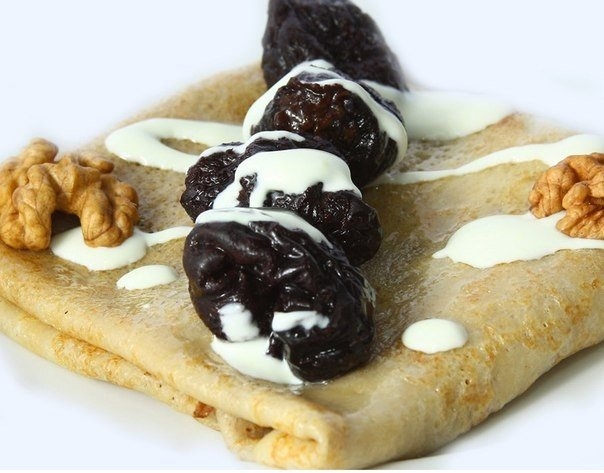 Блины с черносливом и орехами