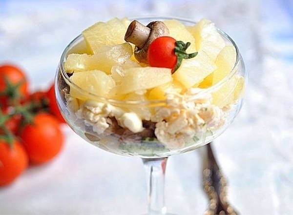 Салат из шампиньонов с ананасами