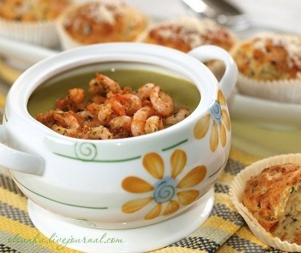 Суп-пюре из зеленого горошка с ароматными креветками