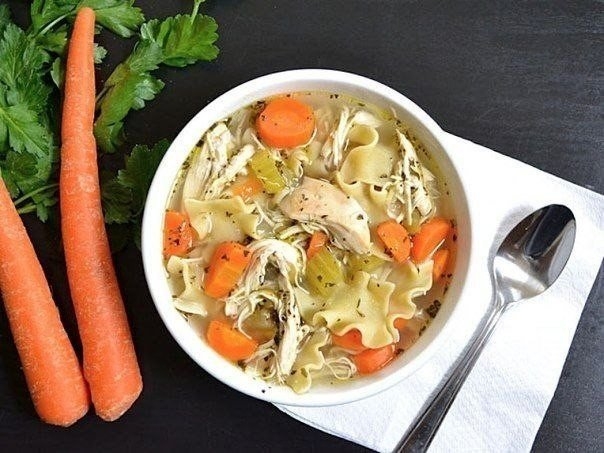 Куриный суп с лапшой.