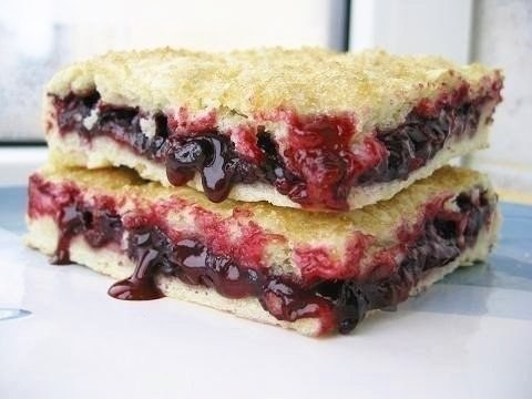 ЛЕГКИЙ ПИРОГ С ЧЕРНОЙ СМОРОДИНОЙ