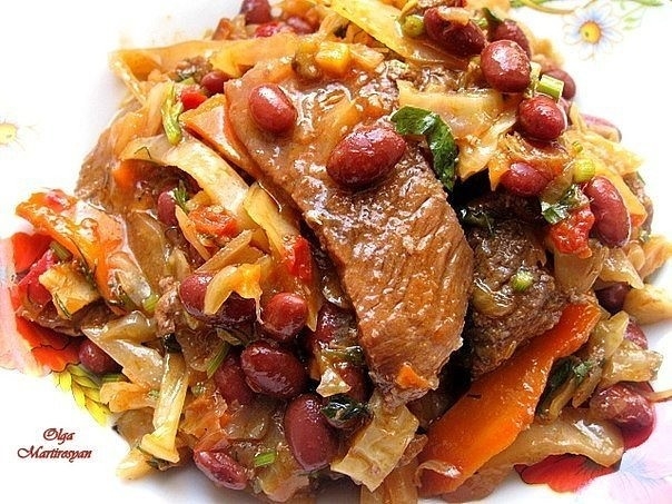 Тушеная говядина с капустой и фасолью
