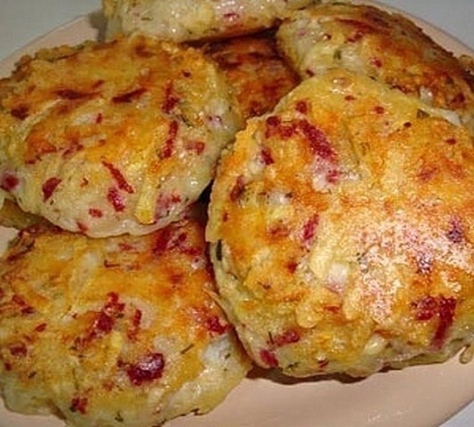 ДРАНИКИ С ВЕТЧИНОЙ,СЫРОМ И ЗЕЛЕНЬЮ