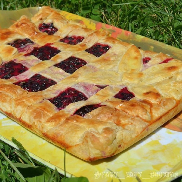 Пирог с жимолостью и заварным кремом
