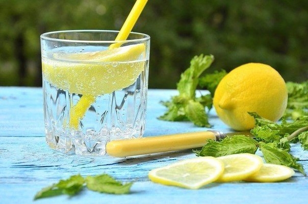 Полезно знать каждому! 5 причин выпить воду с лимоном натощак утром