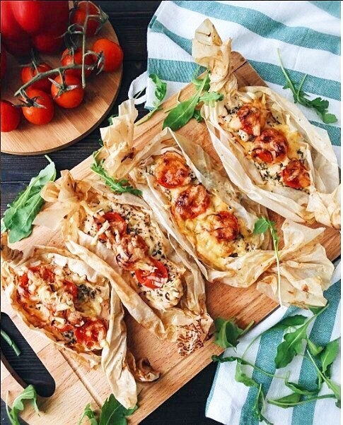 Курица с Черри и луком порей под сырной подушечкой
