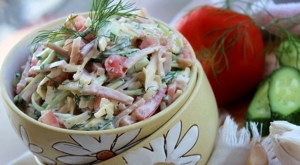 САЛАТ ИЗ ВЕТЧИНЫ С ПОМИДОРАМИ