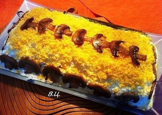 Салат с сельдью и грибами