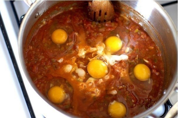 Шакшука (яичница с помидорами, перцем и специями Шакшука (яичница с помидорами, перцем и специями