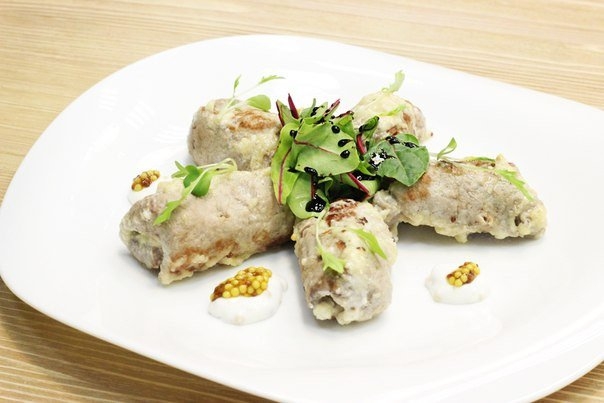 Свиные рулетики с сыром, чесноком и яблочным соком