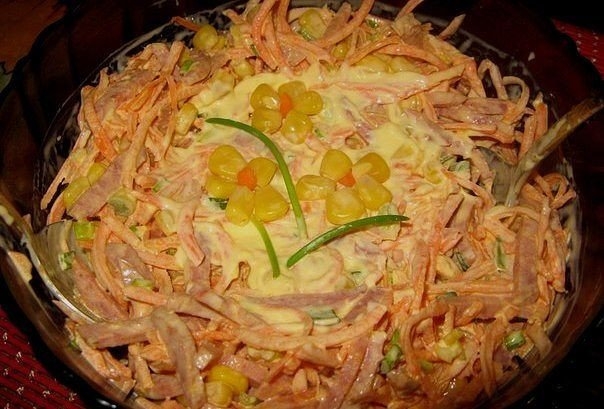 Салат из свежей моркови с копченой колбасой и кукурузой «Аврора»