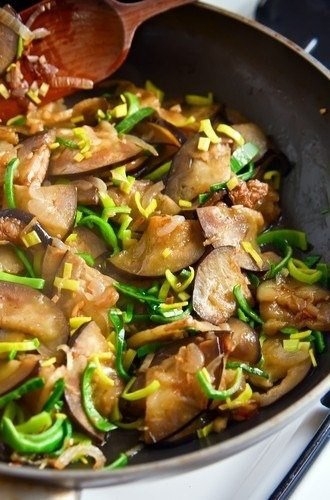 Баклажаны с грибами и беконом