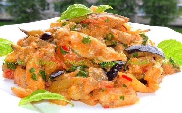 Курица с овощами в сметане