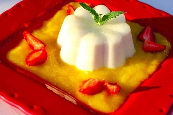 Кокосовая панна котта с соусом из манго