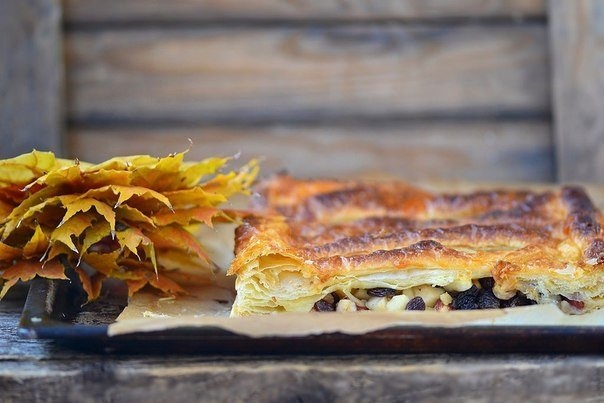 Слойка с яблоками, орехами и изюмом