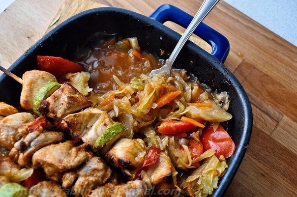 Шашлык куриный, приготовленный в духовке вместе с гарниром Шашлык куриный, приготовленный в духовке вместе с гарниром