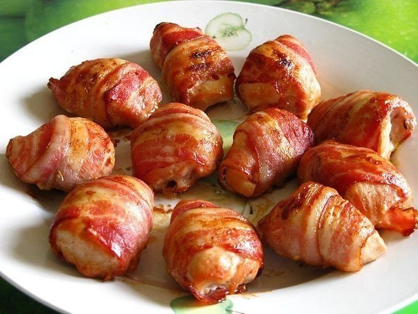 Куриная грудка в беконе.