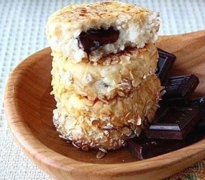 Сырники с шоколадной начинкой в овсяных хлопьях Сырники с шоколадной начинкой в овсяных хлопьях